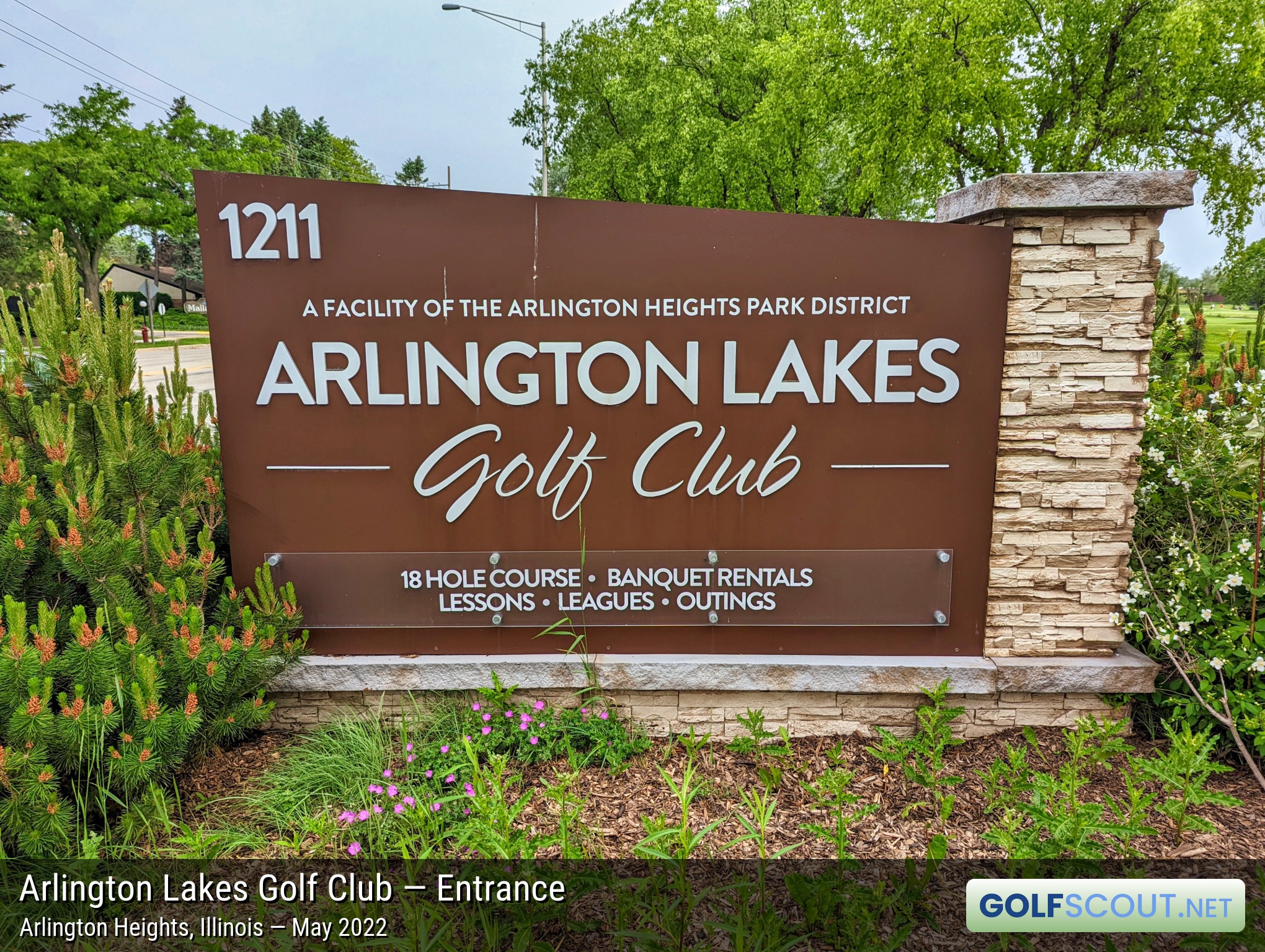 Sign at the entrance to Arlington Lakes Golf Club