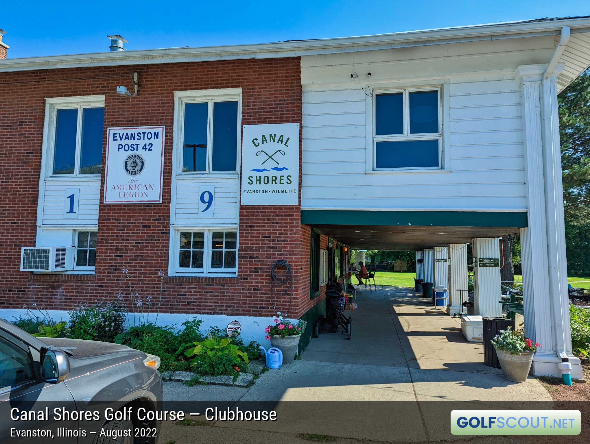 Photo of the clubhouse at Canal Shores Golf Course in Evanston, Illinois. 