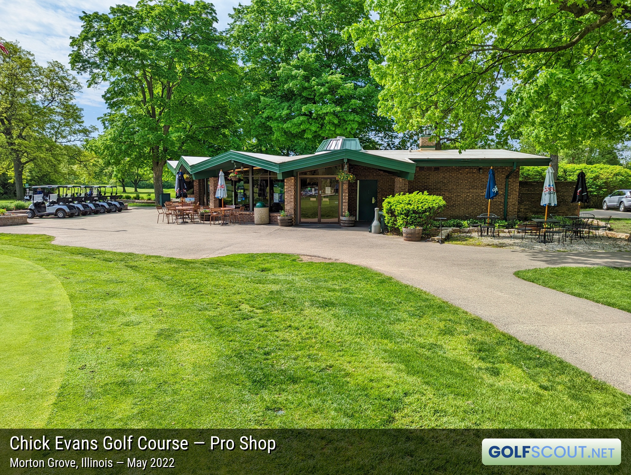 Photo of the pro shop at Chick Evans Golf Course in Morton Grove, Illinois. There's no separate clubhouse at Chick Evans. Bathrooms are inside the pro shop building.