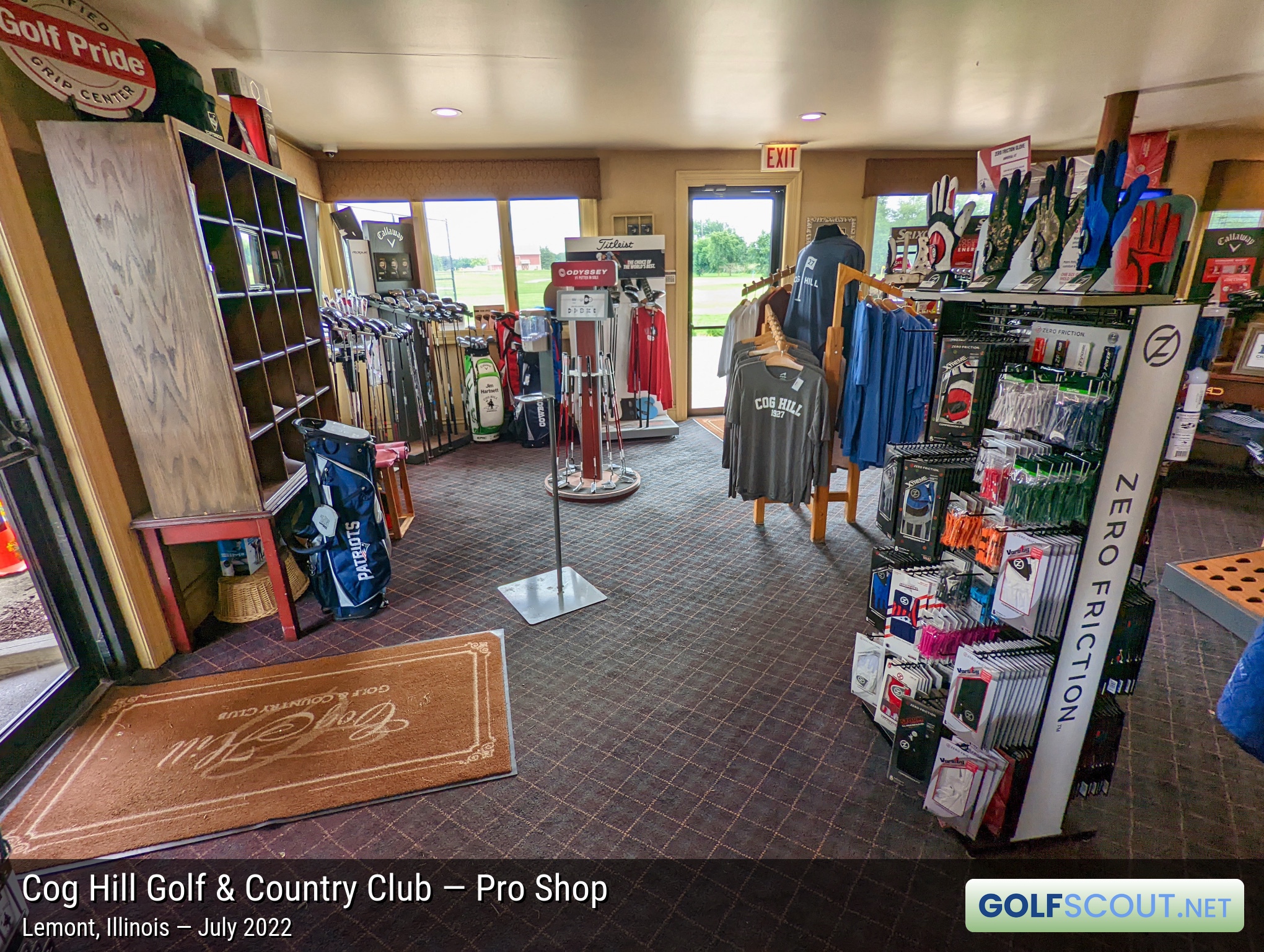 Photo of the pro shop at Cog Hill Course #3 in Lemont, Illinois. The golf shop at the driving range.