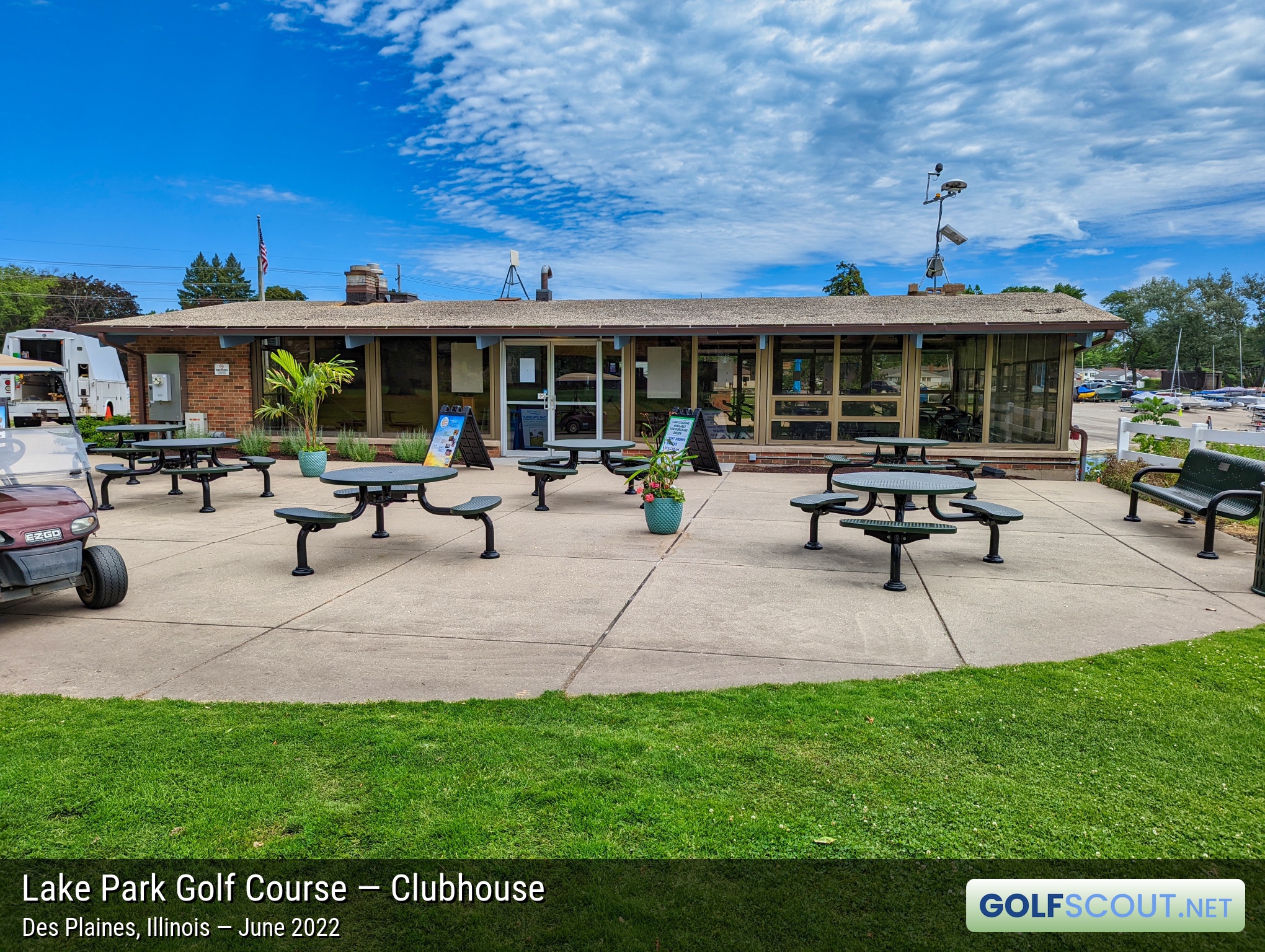 Photo of the clubhouse at Lake Park Golf Course in Des Plaines, Illinois. 