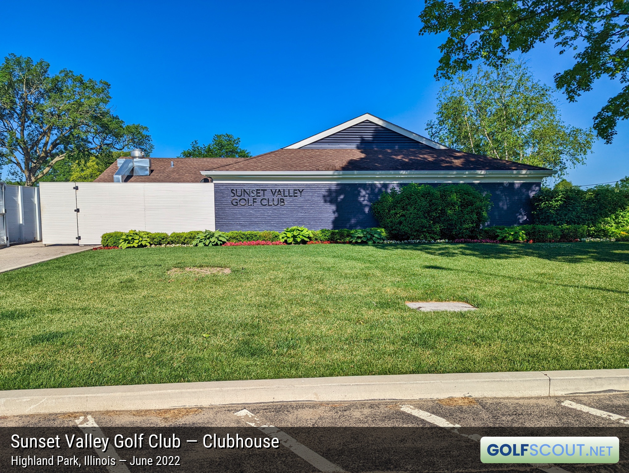 Photo of the clubhouse at Sunset Valley Golf Club in Highland Park, Illinois. 