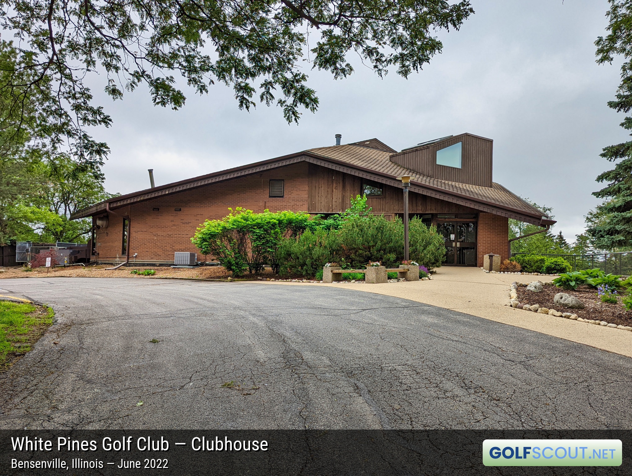 Photo of the clubhouse at White Pines East Course in Bensenville, Illinois. 