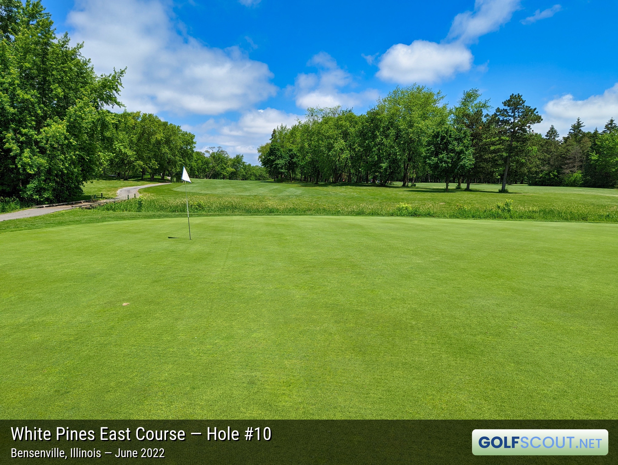 Photo of hole #10 at White Pines East Course in Bensenville, Illinois. 